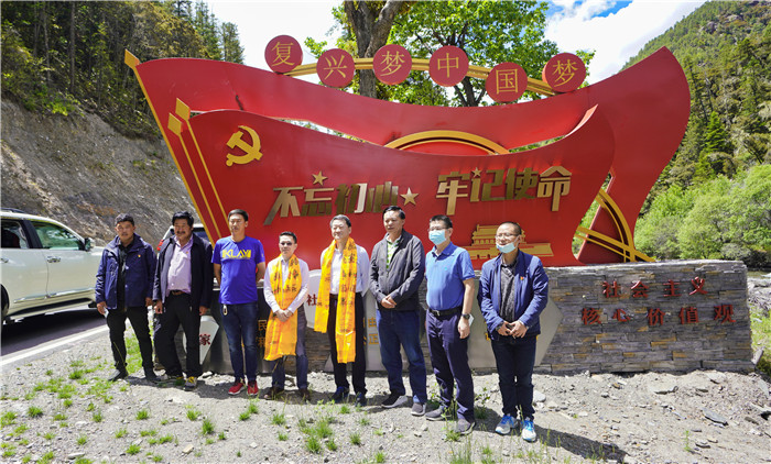 尊龙凯时集团党委书记、董事长任丁率队赴麻格同村推进对口帮扶工作