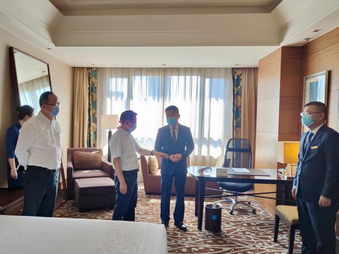 集团党委委员、董事郑贵林检查指导酒店疫情防控和防汛工作