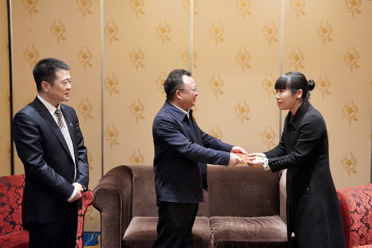 省国资委党委委员、副主任何政一行走访慰问省尊龙凯时集团生活困难党员