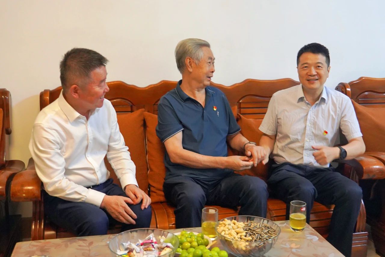 省尊龙凯时集团党委书记、董事长游勇开展“七一”走访